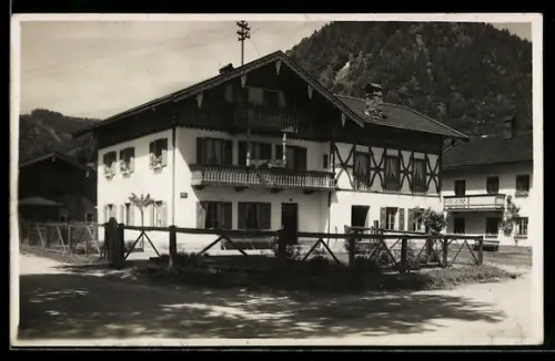 AK Ruhpolding /Obb., Strassenpartie mit Fachwerkhaus