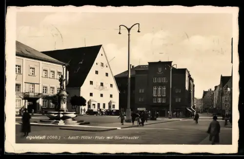 AK Ingolstadt / Obb., Strassenpartie vom Platz mit Stadttheater und Brunnen