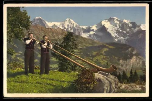 AK Zwei Alphornbläser spielen vor Kulisse mit Eiger, Mönch und Jungfrau