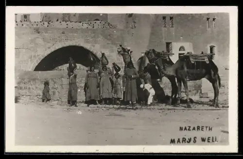 Foto-AK Nazareth, Mary`s Well, Wasserträgerinnen am Brunnen