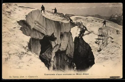 AK Mont-Blanc, Traversée d`une crevasse, Bergsteiger beim Aufstieg