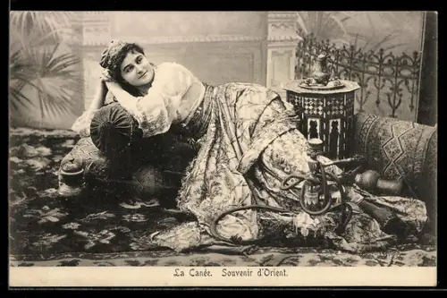 AK La canée, Souvenier d`Orient, Kretanerin mit Wasserpfeife