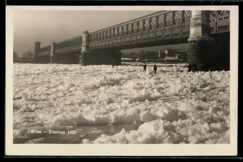 AK Wien, Reichbrücke, Eisstoss 1929 mit Leuten unter der Reichsbrücke