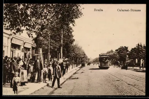 AK Braila, Calarasistrasse mit Strassenbahn und Passagieren an der Haltestelle