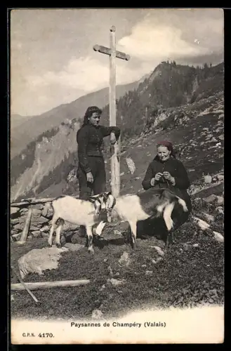 AK Valais, Paysannes de Champéry, Frauen mit Ziegen bei einem Kreuz