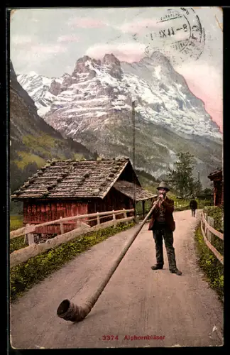 AK Mann bläst in Alpenhorn mitten auf der Strasse