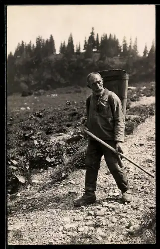 Foto-AK NPG Nr. 545 /5: Bergbauer mit Kiepe und Wanderstock