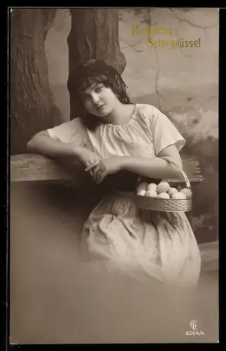 Foto-AK GL Co Nr. 6004 /4: Ostergruss, Junge Frau mit Hühnereiern in einem Flechtkorb