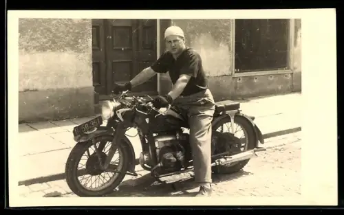 Foto-AK Motorrad Zündapp KS 600 mit Fahrer vor einem Hauseingang