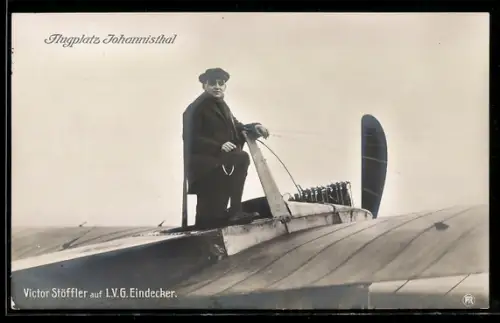 Foto-AK Sanke: Berlin-Johannisthal, Viktor Stöffler auf L. v. G. Eindecker am Flugplatz