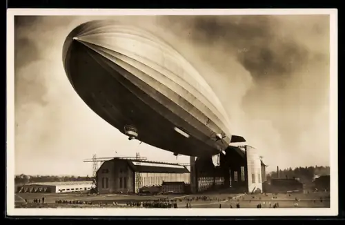 AK Aufstieg LZ 129 Hindenburg mit Ansicht auf die Hangar