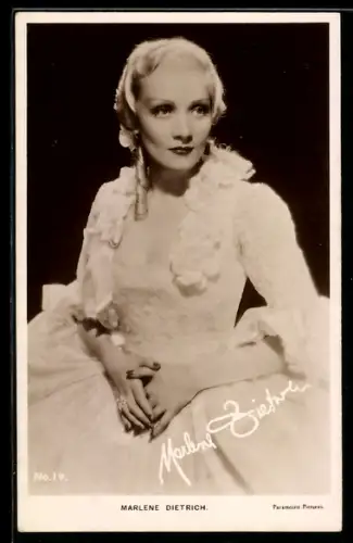 AK Schauspielerin Marlene Dietrich in einer ihrer Rollen
