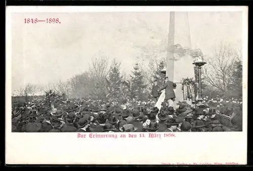 AK Parade zum Jubiläum des italienischen Unabhängigkeitskrieg 1848-1898, Zivilisten vor einem Denkmal
