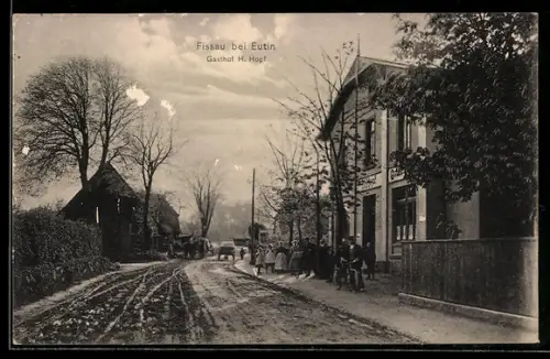 AK Fissau bei Eutin, Strassenpartie am Gasthof von H. Hopf