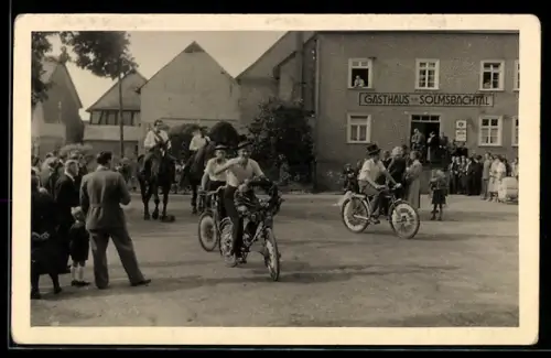 Foto-AK Bonbaden, Ortspartie vor dem Gasthaus zum Solmsbachtal mit Radfahrern