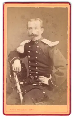 Fotografie Eug. Renouard, Rouen, Rue de L`Hôtel de Ville, Offizier vom Bataillon 74 im Uniformrock mit Säbel
