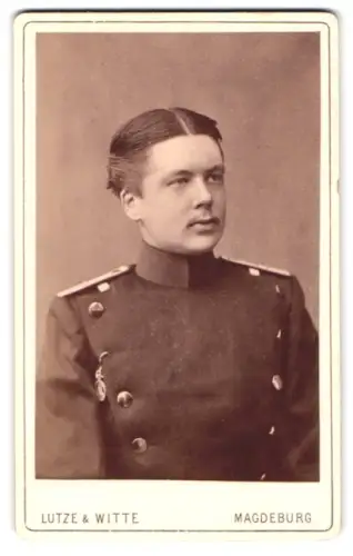 Fotografie Lutze u. Witte, Magdeburg, Breite Weg 140, Leutnant im Überrock