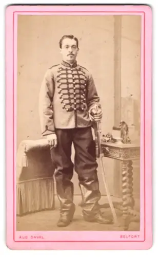 Fotografie Aug. Daval, Belfort, Faubourg der France 46, französ. Husar in Attila mit Tschako und Säbel