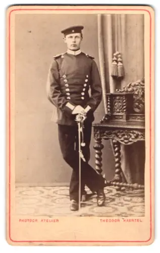 Fotografie Theodor Haertel, Potsdam, Charlotten-Str. 25, Einjährig-Freiwilliger Garde-Soldat in Uniform mit Säbel