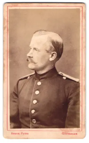 Fotografie Bernh. Petri, Göttingen, Weender-Strasse 80, Offizier im Uniformrock, Northeim 1881