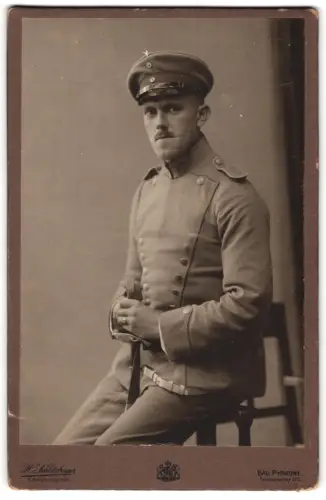 Fotografie H. Schlitzberger, Bad Pyrmont, Ulanen-Unteroffizier vom Regiment Nr. 5 in Uniform mit Schirmmütze u. Säbel