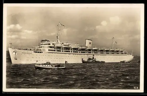 AK KDF-Passagierschiff Wilhelm Gustloff in Fahrt mit begleitenden Barkassen und Schlepper, -Fahne