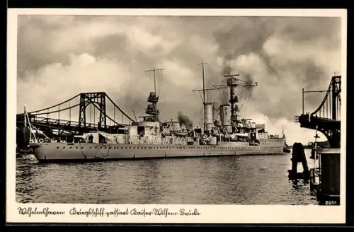 AK Leichter Kreuzer Emden der Kriegsmarine passiert die Kaiser-Wilhelm-Brücke in Wilhelmshaven