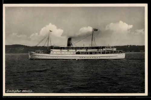AK Passagierschiff Wollin in Fahrt vor der Küste, -Fahne