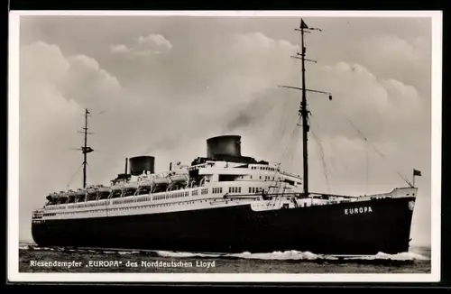 AK Passagierschiff Europa des Norddeutschen Lloyd in voller Fahrt
