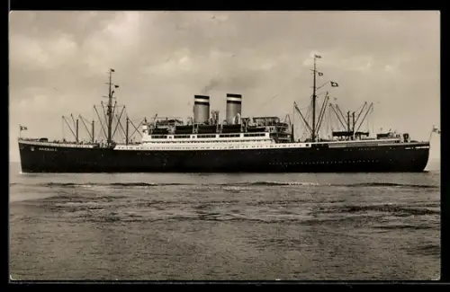 AK Passagierschiff Hamburg der Hamburg-Amerika Linie in Seitenansicht