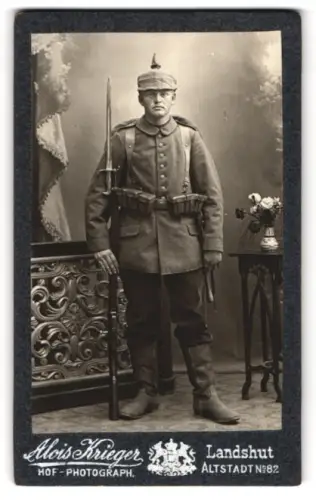 Fotografie Alois Krieger, Landshut, Altstadt 82, Soldat in Uniform mit Helm und Waffe