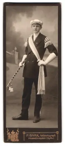 Fotografie P. Bark, Frankenhausen /Kyffhäuser, Eleganter junger Soldat mit Schärpe und Schirmmütze