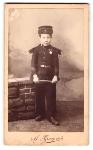 Fotografie J. Carpent, Le Mans, Avenue Thiers 10, Junge in Uniform mit Mütze