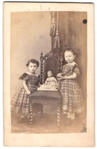 Fotografie P. B. Jensen, Hamburg, Steinstrasse 82, Zwei Mädchen mit Puppe und Ball