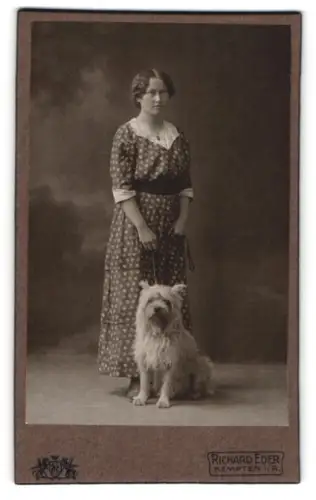 Fotografie Richard Eder, Kempten i. Allgäu, Frau mit Cairn Terrier im Porträt, Hund