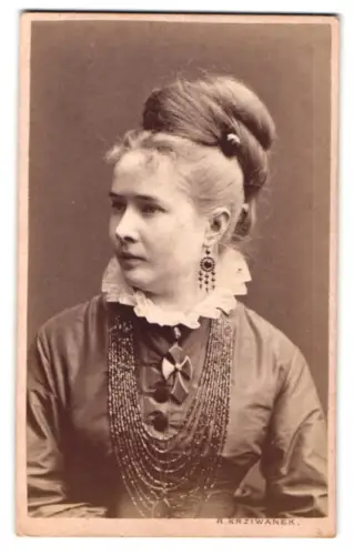 Fotografie R. Krziwanek, Wien, Hofstallstrasse 12, Porträt Gräfin Johanna Odescalchi