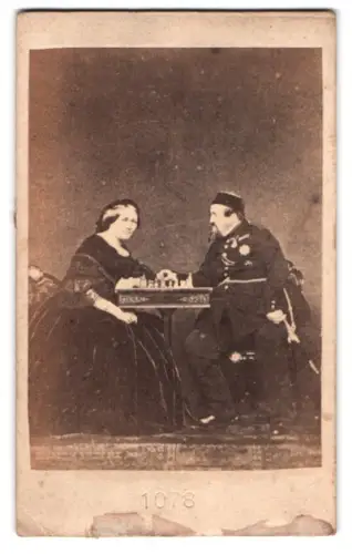 Fotografie unbekannter Fotograf und Ort, König Friedrich VII von Dänemark und Gräfin Danner bei einer Schachpartie