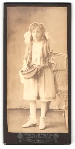Fotografie Heinrich Friebe, Magdeburg, Halberstädterstr. 40, Irmeli Gessler als Blumenmädchen mit langen Zöpfen