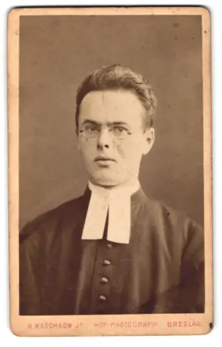 Fotografie N. Raschkow Jr., Breslau, Ohlaustrasse 4, Geistlicher mit Brille im Porträt