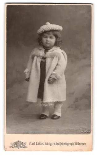 Fotografie Karl Lützel, München, Augustenstrasse 16, Kleinkind in eleganter Winterkleidung, Trockenstempel 1902