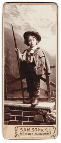Fotografie Samson & Co, München, Neuhauserstr. 7, Junge in bayrischer Tracht mit Wanderstock