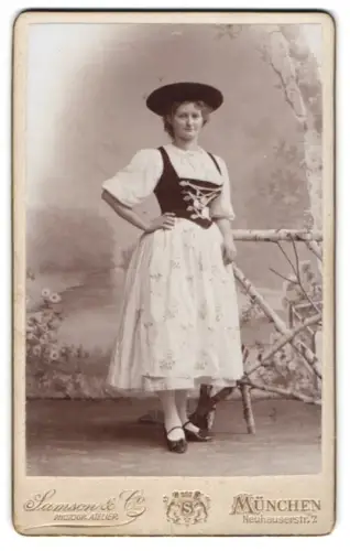 Fotografie Samson & Co, München, Neuhauserstr. 7, Junge Frau in bayrischer Tracht im Atelier