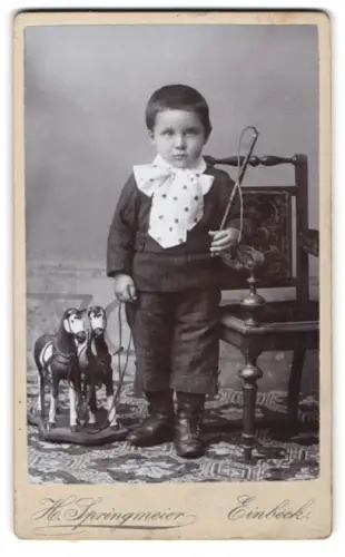 Fotografie H. Springmeier, Einbeck, Neuer Markt 9, Kind mit zwei Spielzeugpferden