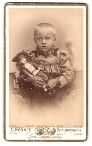 Fotografie C. Körner, Braunschweig, Hufiltern 8, Kind in elegantem Kleid mit Puppe