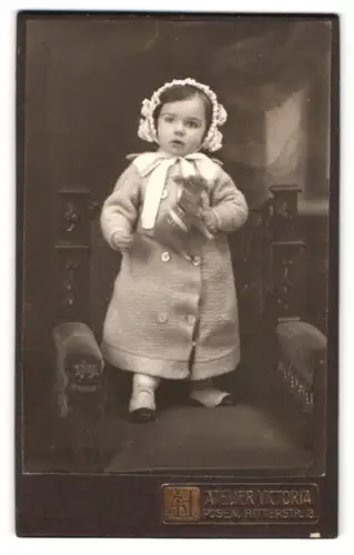 Fotografie Atelier Victoria, Posen, Ritterstr. 13, Kleinkind in langem Mantel mit Spielzeugesel