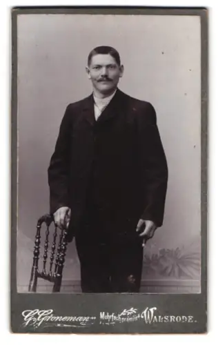Fotografie G. Gronemann, Walsrode, Portrait Herr im Anzug, 1907