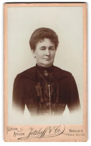 Fotografie Atelier Jetzlaff & Co, Berlin, Bad Strasse 20, Porträt der Frau Ida Bürgritz, geb. Lüttgens
