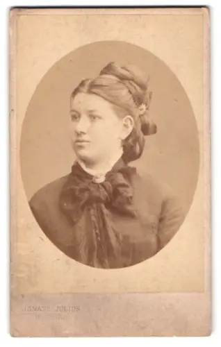 Fotografie Ignatz Julius, Hamburg, Grosse Bleichen 31, Porträt der Frau Ravenstein
