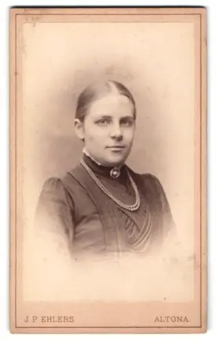 Fotografie J. P. Ehlers, Altona, Königstrasse 220, Porträt der jungen Frau Margarethe Westphalen
