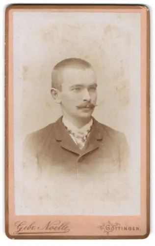 Fotografie Gebr. Noelle, Göttingen, Kurze Strasse 15, Porträt des Studenten H. Ernst, 1892